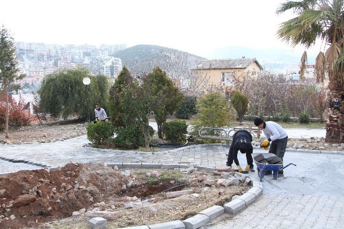 Kuşadası’nda Parklar Yenileniyor