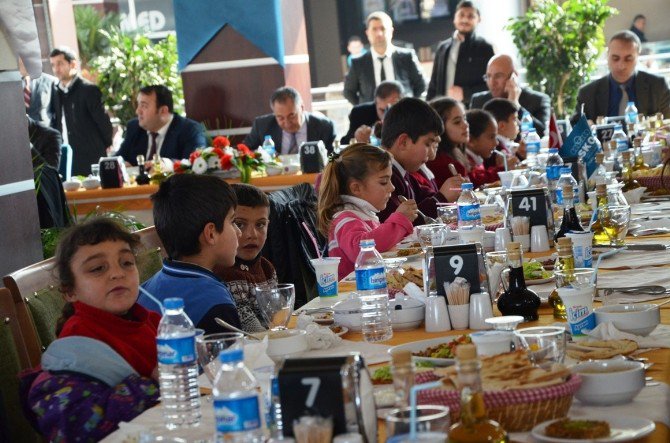 Askon Bitlis Şubesinden 100 Öğrenciye Giyim Ve Kırtasiye Yardımı