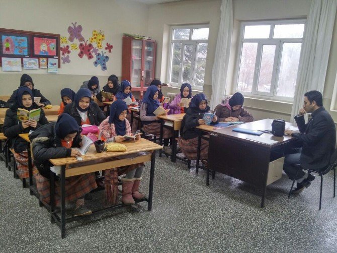 Gölbaşı İmam Hatip Ortaokulunda Kitap Okuma Projesi Başladı