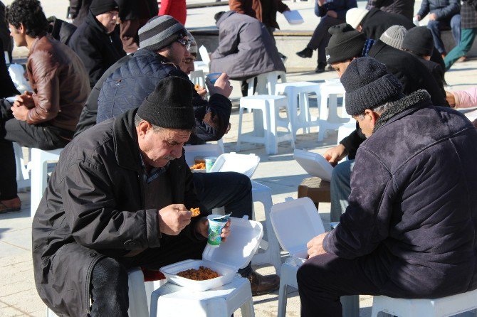 Geleneksel Pilav Dağıtımından Aylık 5 Bin Kişi Faydalanıyor