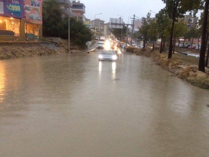 Kuşadası’nda Caddeler Göle Döndü