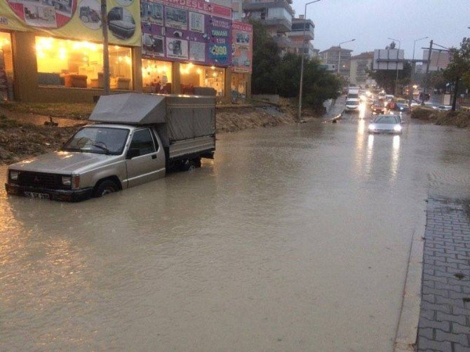 Kuşadası’nda Caddeler Göle Döndü