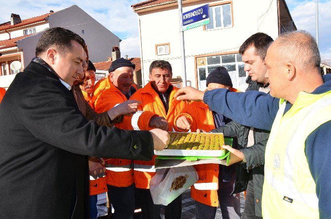 Başkan Bakıcı’nın Kar Temizleme Ekiplerine Baklava İkramı