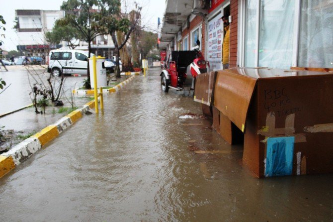 Ayvalık’ta Şiddetli Yağış, Su Baskınlarını Beraberinde Getirdi