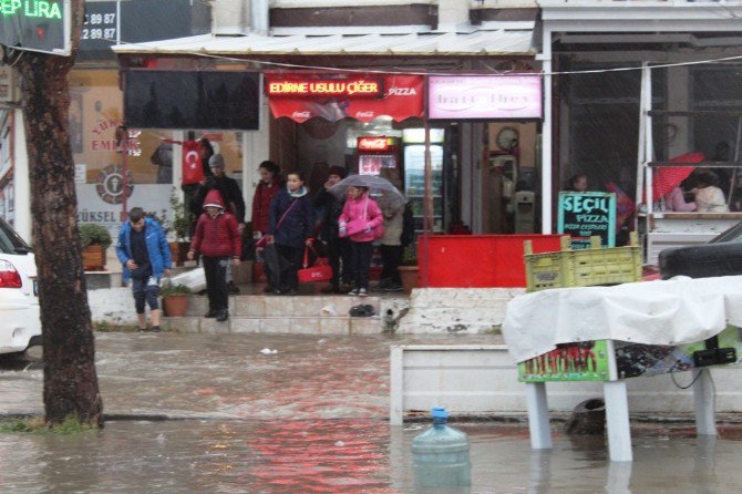 Ayvalık’ta Şiddetli Yağış, Su Baskınlarını Beraberinde Getirdi