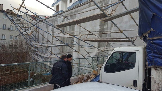 Fırtına Bursa’yı Uçuruyor...tonlarca Ağırlığındaki İskele Yerinden Söküldü