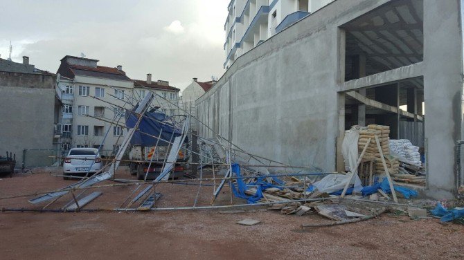 Fırtına Bursa’yı Uçuruyor...tonlarca Ağırlığındaki İskele Yerinden Söküldü