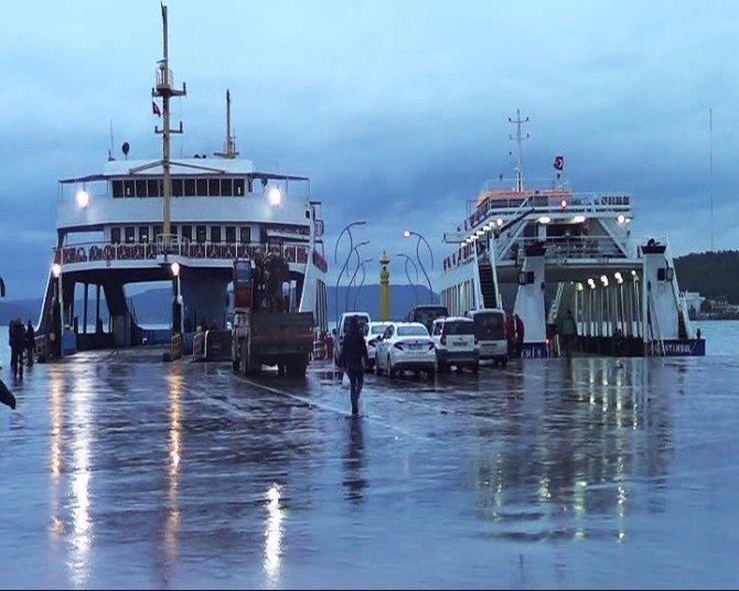 Çanakkale’de Feribot Seferlerine Fırtına Engeli