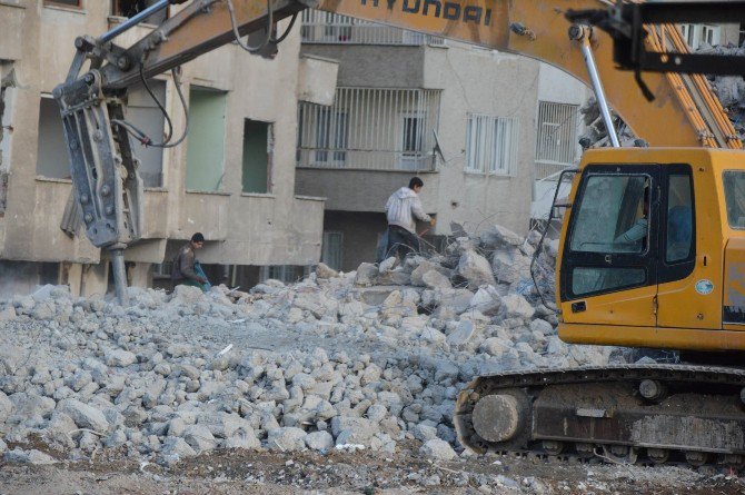 Demir Toplamak İçin Canlarını Hiçe Saydılar