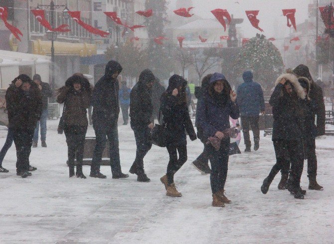 Edirne’de Eğitime Ve Kamuya ‘Kar’ Engeli