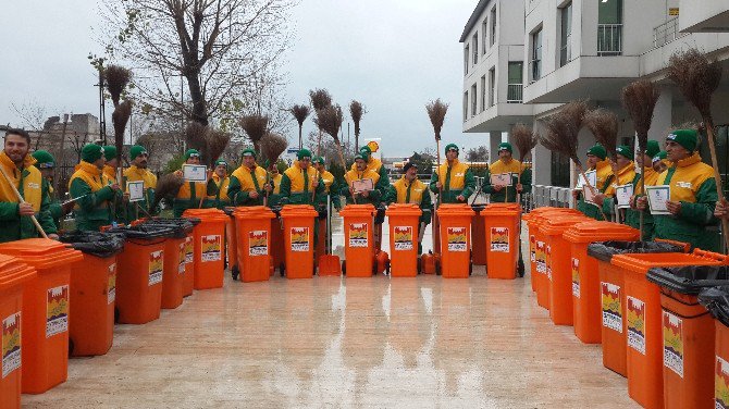 Eğitimli Çöpçüler Mezuniyetlerini Süpürge Ve Kovalarıyla Kutladı