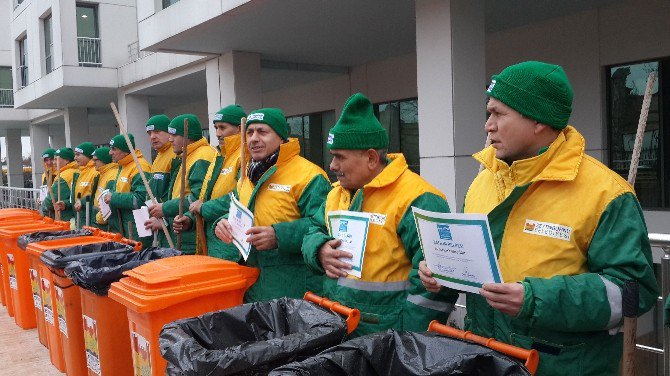 Eğitimli Çöpçüler Mezuniyetlerini Süpürge Ve Kovalarıyla Kutladı