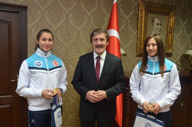 Rektör Çapoğlu, Avrupa 3.’sü Olan Badminton Takımını Ödüllendirdi