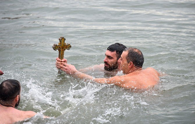 Haç Çıkartmak İçin Haliç’in Soğuk Sularına Atladılar