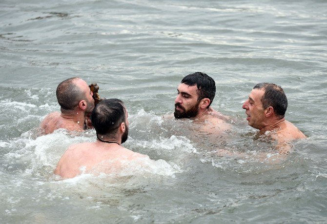 Haç Çıkartmak İçin Haliç’in Soğuk Sularına Atladılar