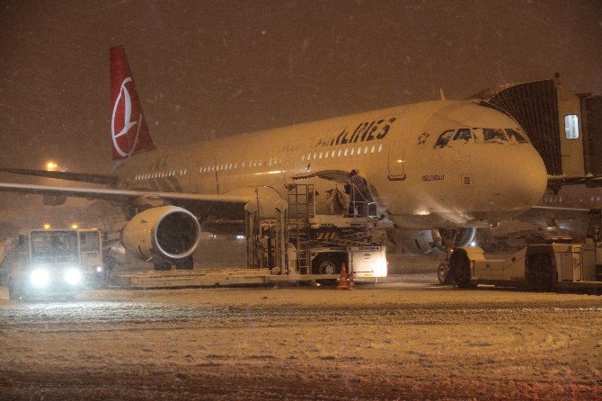 İstanbul’da Hava Trafiğine Kar Engeli