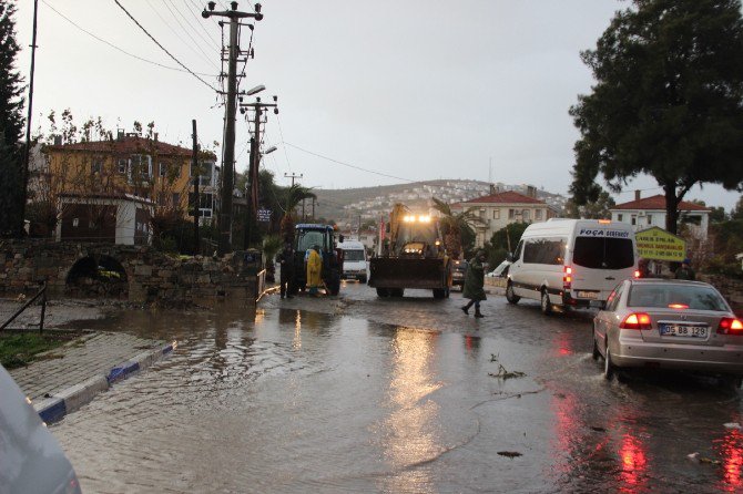 Sağanak Yağış Foça’da Etkili Oldu