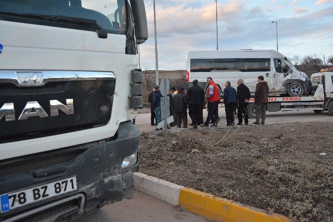 Öğrenci Servisi İle Kamyon Çarpıştı: 5 Yaralı