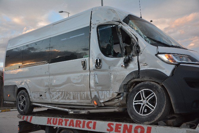 Öğrenci Servisi İle Kamyon Çarpıştı: 5 Yaralı