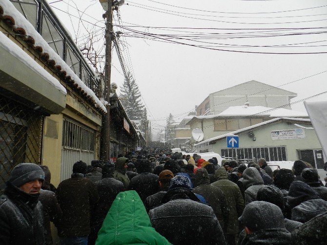 Kosovalılar Fransa’yı Protesto Etti