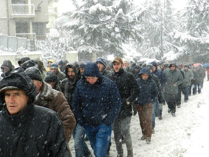 Kosovalılar Fransa’yı Protesto Etti