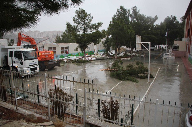 Kuşadası’nda Okulun Çatısı Uçtu, 1 Çocuk Hafif Yaralandı