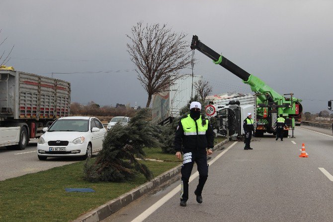 Manisa’da Etkili Olan Lodosta Tır Devrildi