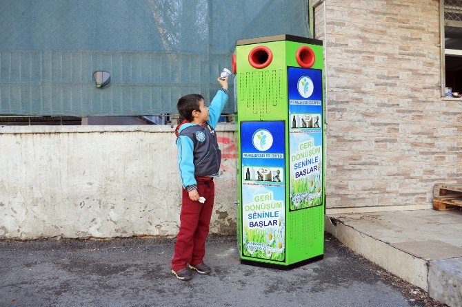 Merkezefendi’de ‘Biz Çöp Değiliz’ Geri Dönüşüm Kutuları Dağıtıldı