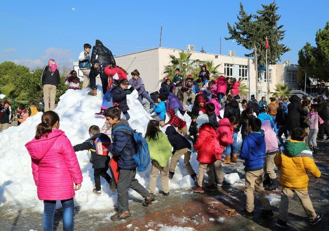 Erdemli’de Sahil Kesiminde Okuyan Öğrencilere Kar Sürprizi