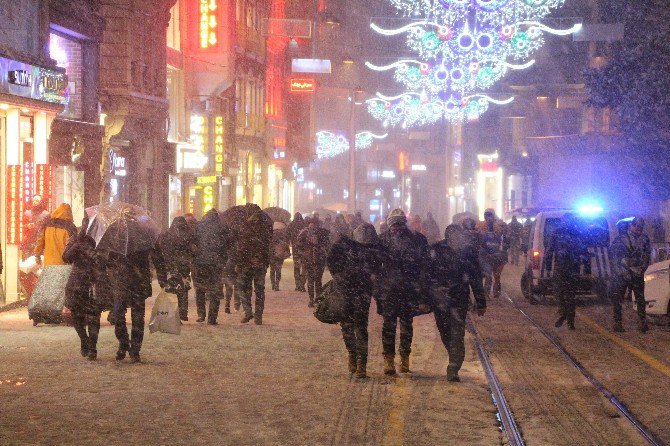 Kar Yağışı Taksim Meydanı’nı Beyaza Bürüdü