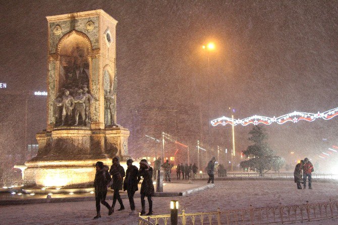 Kar Yağışı Taksim Meydanı’nı Beyaza Bürüdü