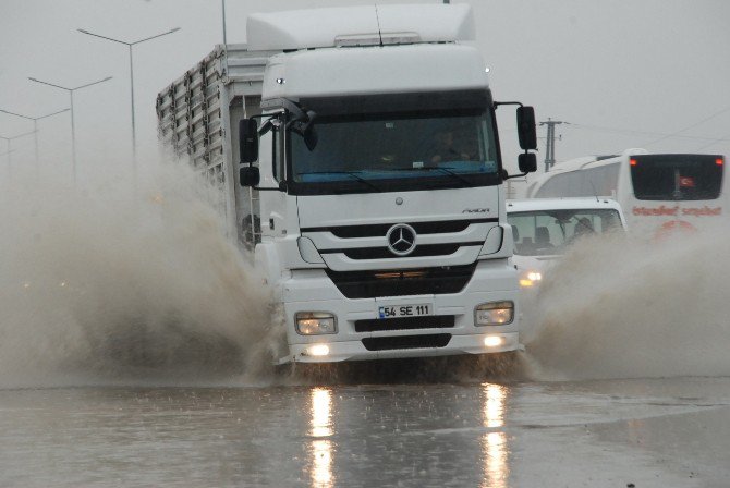 Çorlu’da Yağmur Caddeleri Dereye Çevirdi