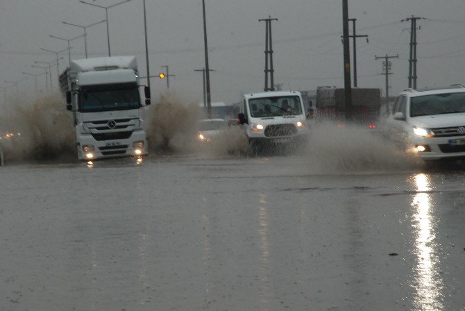 Çorlu’da Yağmur Caddeleri Dereye Çevirdi