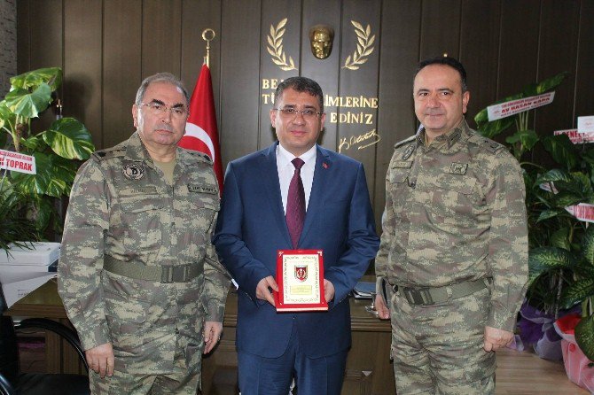 Tümamiral Bilgiç’den Dr. Happani’ye Plaket