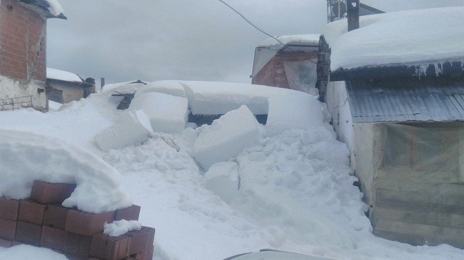 Asırlık Çatılar Kara Dayanamadı