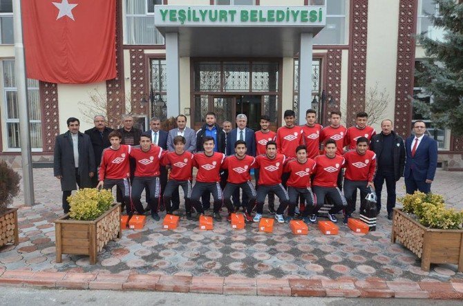 U-19 Futbol Takımı Şampiyonluk Sevincini Başkan Polat İle Paylaştı