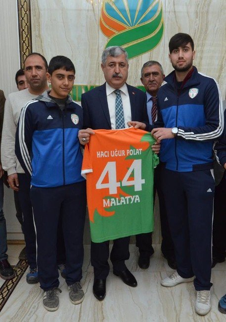 U-19 Futbol Takımı Şampiyonluk Sevincini Başkan Polat İle Paylaştı