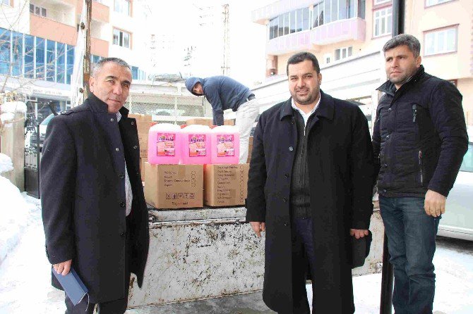 Varto Belediyesi’nden Cami Ve Cemevine Temizlik Malzemesi Yardımı