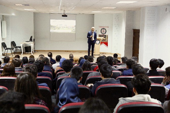 Üniversite Adayları Doğru Kariyer Planlamasını Rektör Yılmaz’dan Dinledi