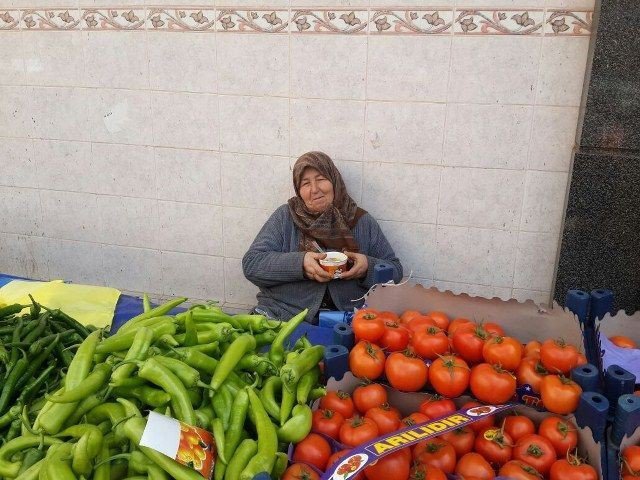 Ak Partili Kadınlar Pazarcı Esnafına Sıcak Çorba Dağıttı