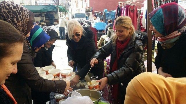 Ak Partili Kadınlar Pazarcı Esnafına Sıcak Çorba Dağıttı