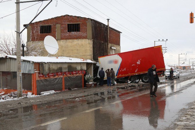 Manisa’da Tır Kahvehaneye Daldı: 1 Yaralı