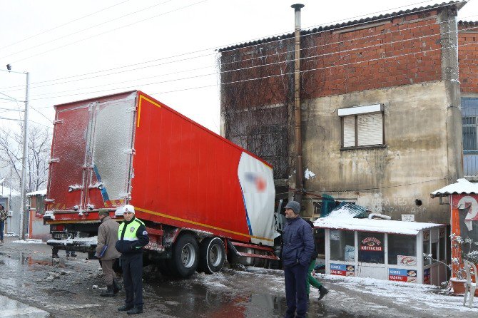 Manisa’da Tır Kahvehaneye Daldı: 1 Yaralı