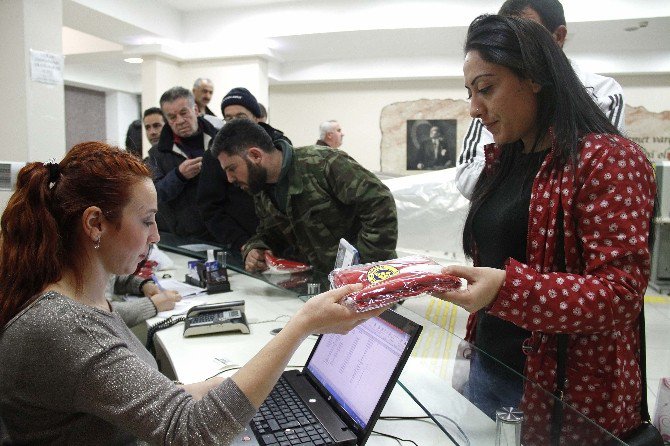 Buca Belediyesi Bayrak Dağıttı, Vatandaşlar Akın Etti