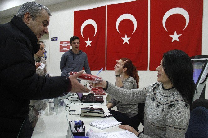 Buca Belediyesi Bayrak Dağıttı, Vatandaşlar Akın Etti