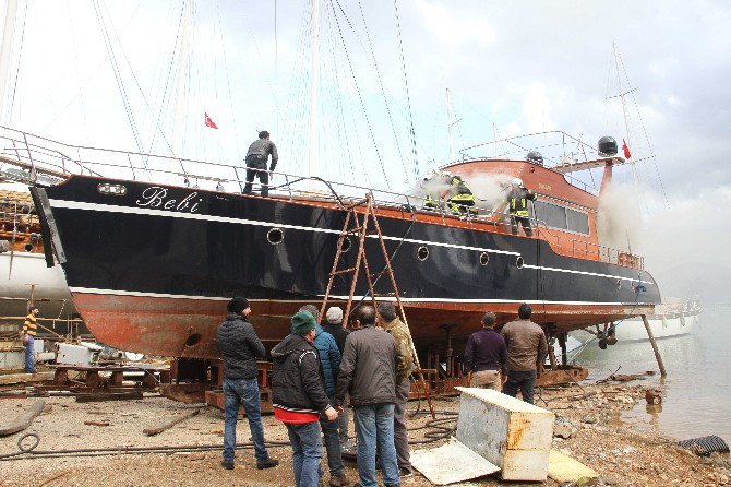 Bakım İçin Karada Bekleyen Yatta Yangın Çıktı