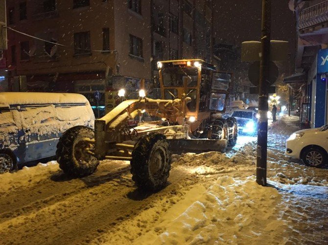 Biga Belediyesi Ekiplerinin Karla Mücadelesi Sürüyor