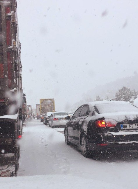 Bolu Ankara Karayolunda Kar Nedeniyle Ulaşım 1 Saat Durdu