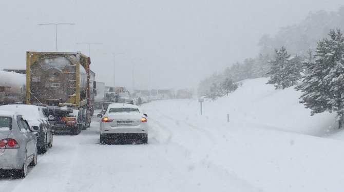 Bolu Ankara Karayolunda Kar Nedeniyle Ulaşım 1 Saat Durdu