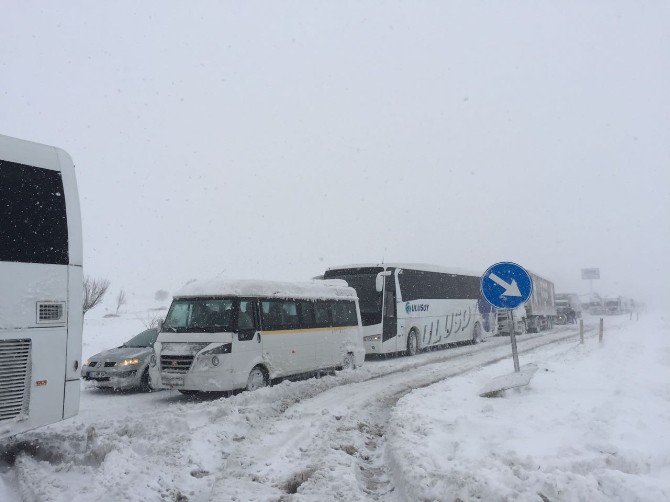 Bursa-izmir Yolu 4.5 Saattir Kapalı, Konvoy 40 Kilometreye Ulaştı